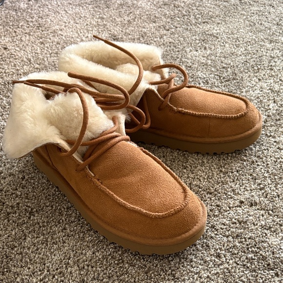 UGG Tan Boots with Cream Fur Lining - Picture 3 of 4